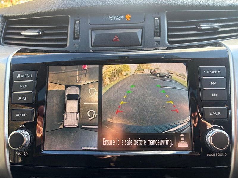 2021 Nissan Navara in Black, photo 13 of 17