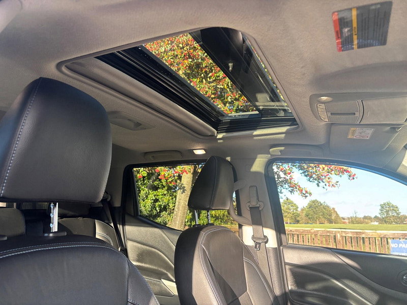 2021 Nissan Navara in Black, photo 10 of 17