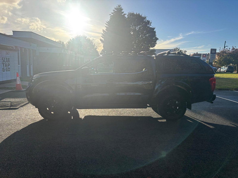 2021 Nissan Navara in Black, photo 4 of 17