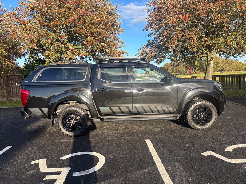2021 Nissan Navara in Black, photo 8 of 17