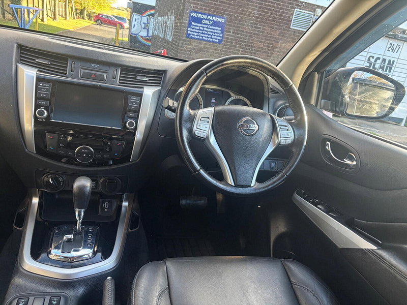 2021 Nissan Navara in Black, photo 11 of 17