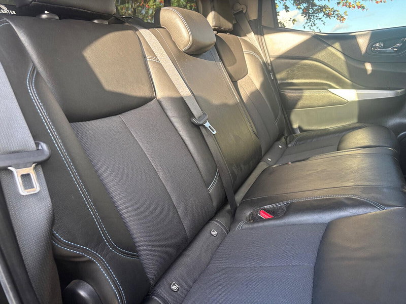 2021 Nissan Navara in Black, photo 16 of 17