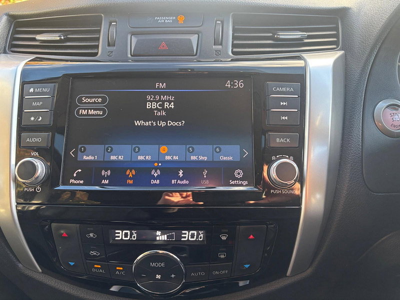 2021 Nissan Navara in Black, photo 12 of 17