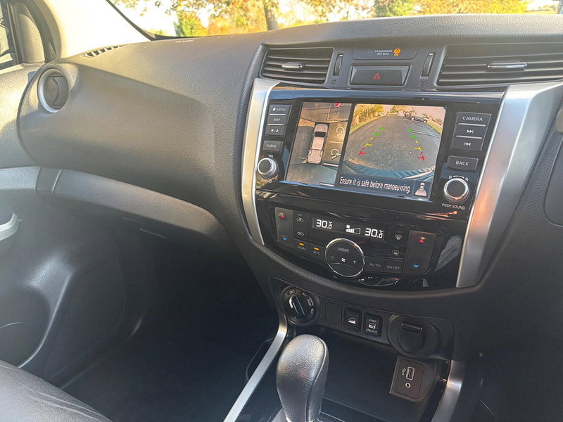 2021 Nissan Navara in Black, photo 14 of 17