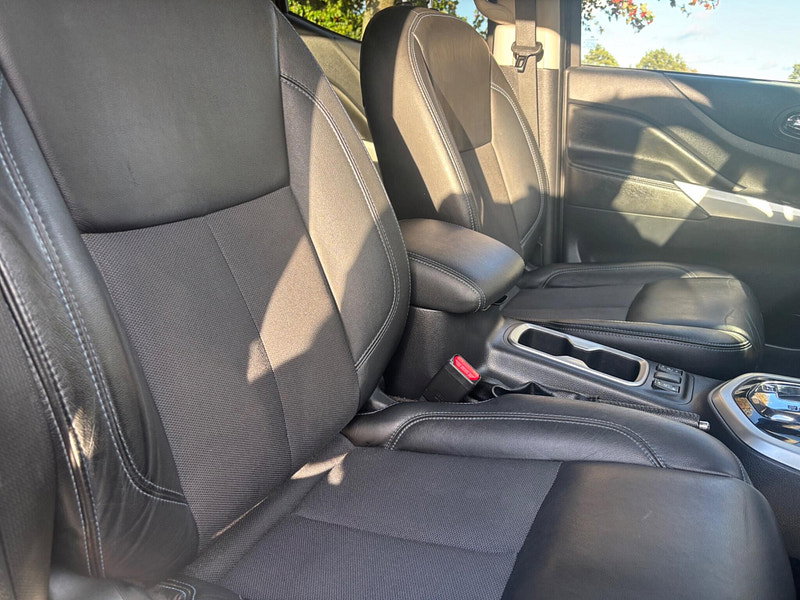 2021 Nissan Navara in Black, photo 15 of 17