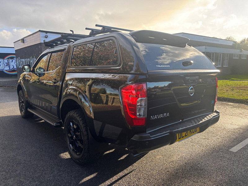 2021 Nissan Navara in Black, photo 5 of 17