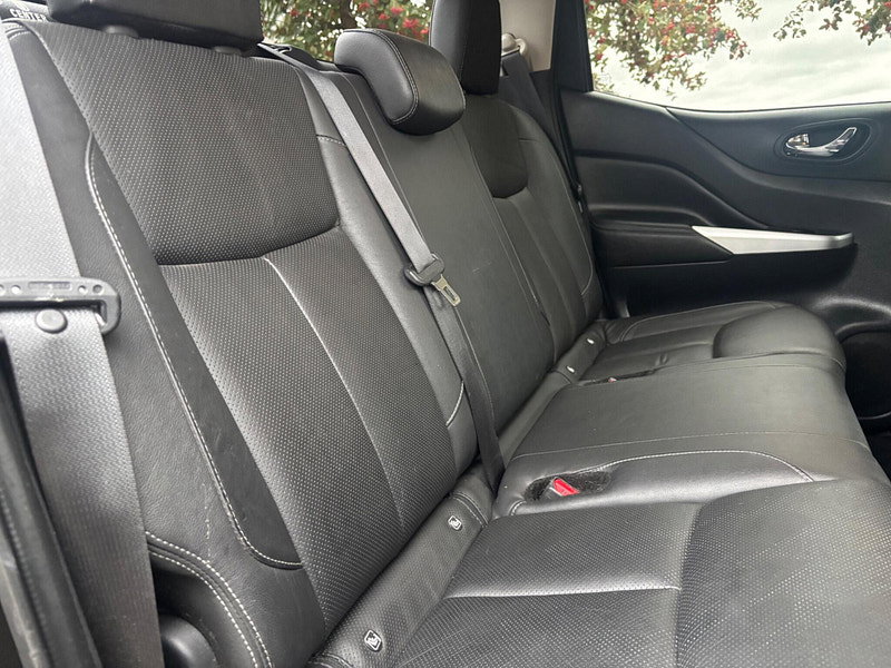 2019 Nissan Navara in Black, photo 14 of 15