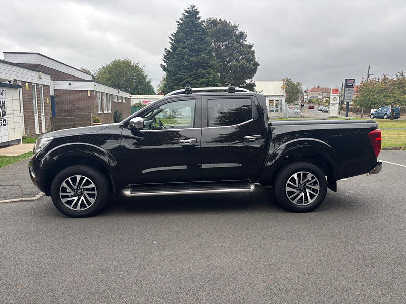 2019 Nissan Navara in Black, photo 4 of 15