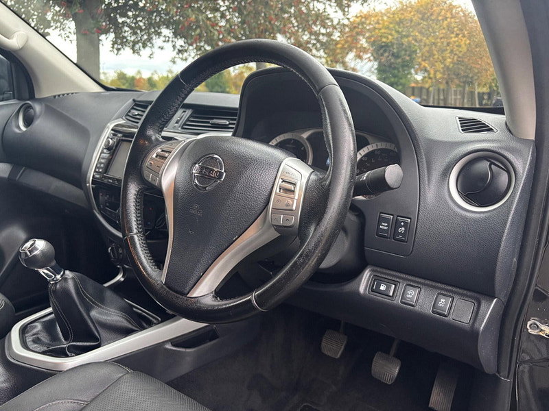 2019 Nissan Navara in Black, photo 9 of 15