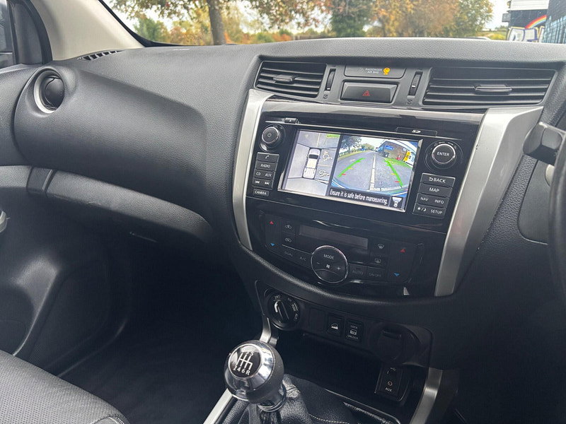 2019 Nissan Navara in Black, photo 12 of 15