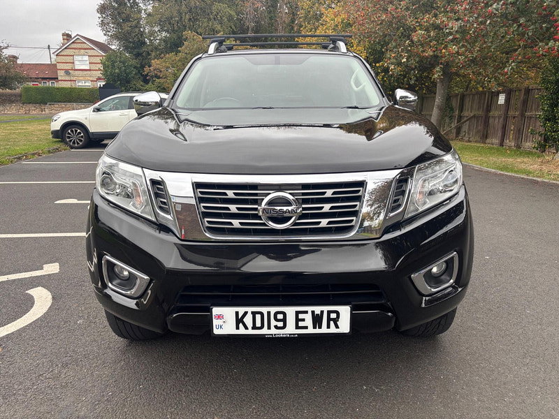 2019 Nissan Navara in Black, photo 2 of 15