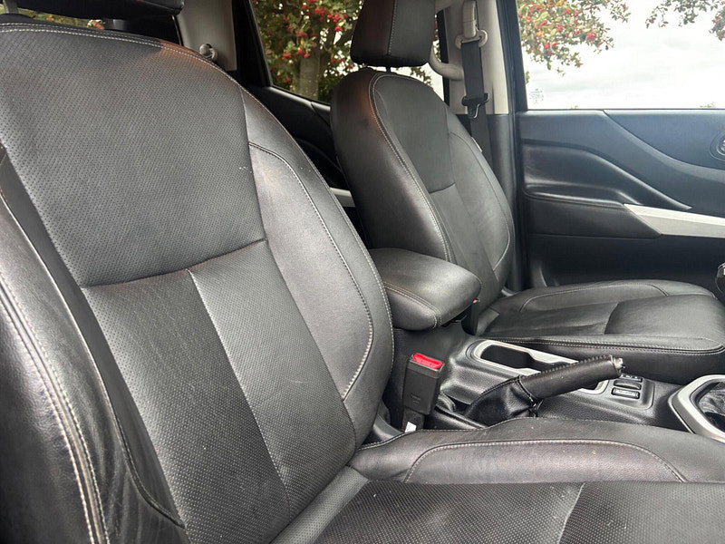 2019 Nissan Navara in Black, photo 13 of 15