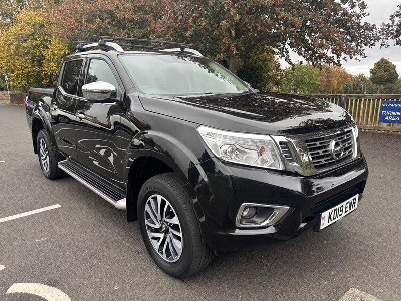 2019 Nissan Navara in Black, photo 1 of 15
