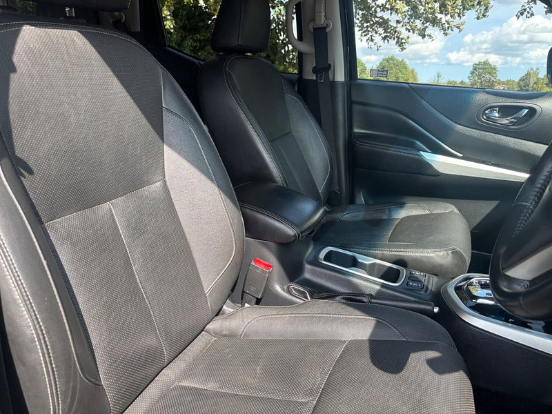 2016 Nissan Navara in Black, photo 10 of 16