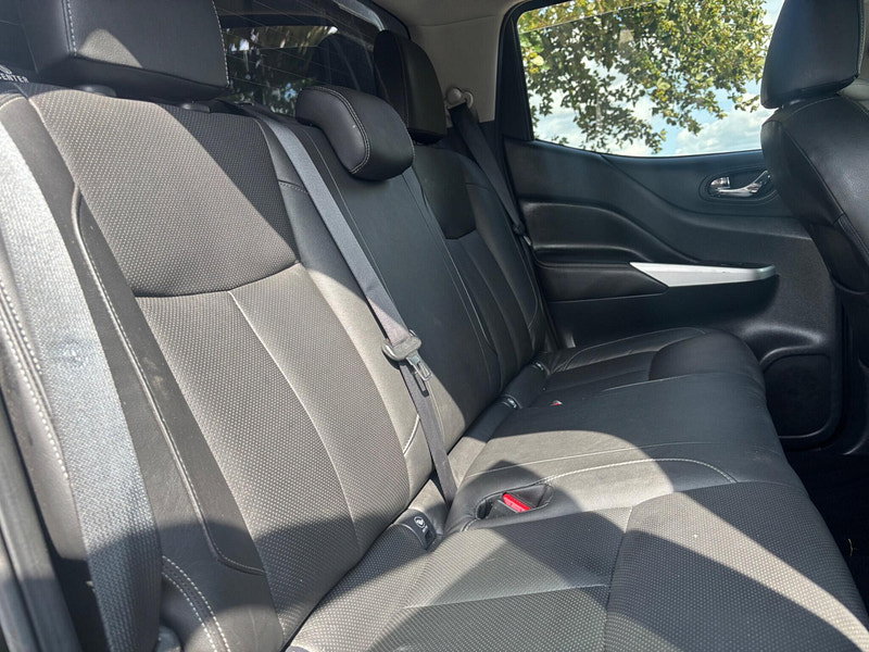 2016 Nissan Navara in Black, photo 11 of 16