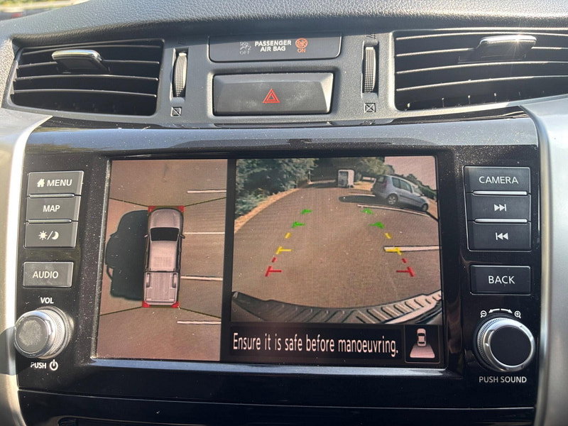 2019 Nissan Navara in Black, photo 13 of 17