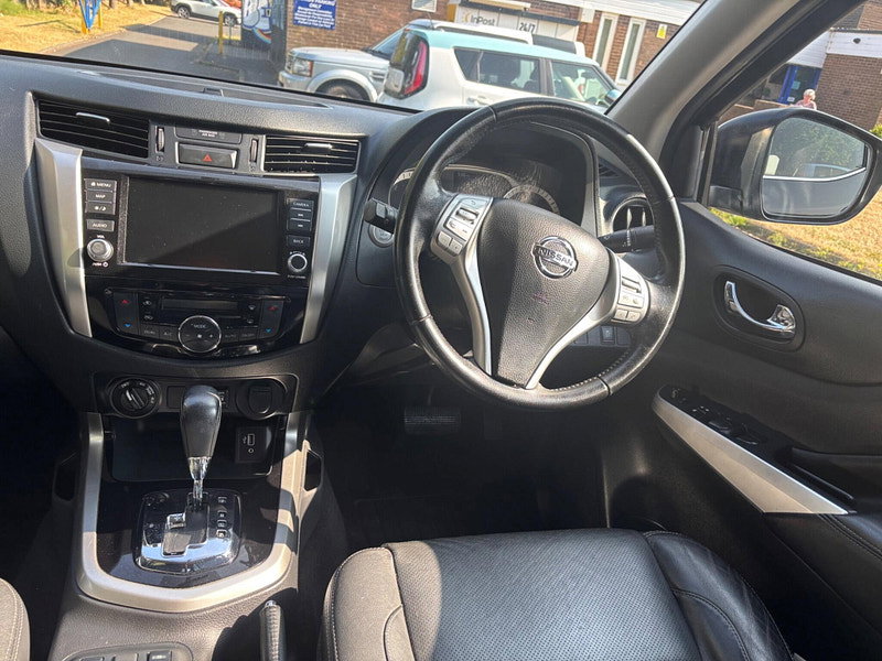 2019 Nissan Navara in Black, photo 10 of 17