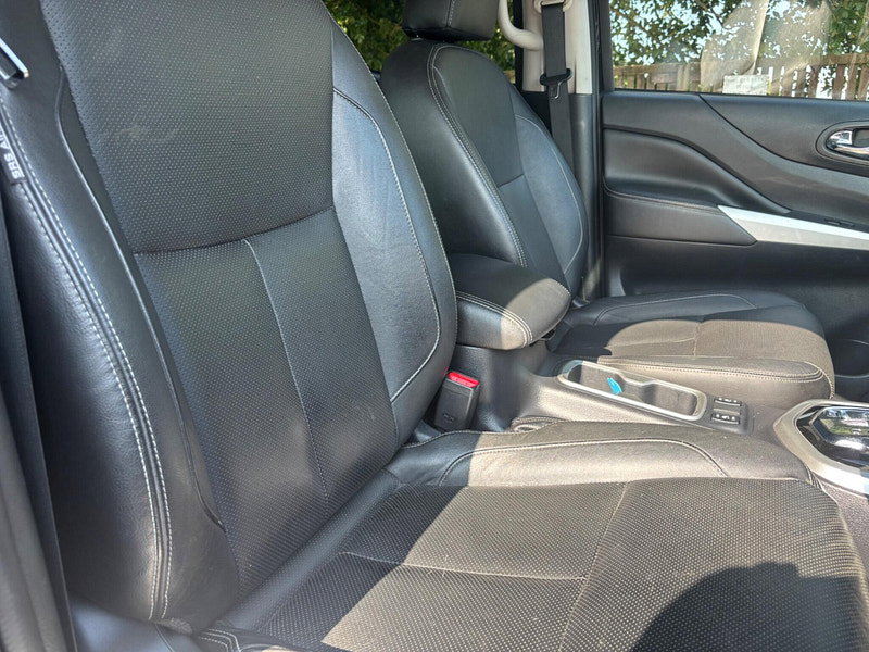 2019 Nissan Navara in Black, photo 15 of 17