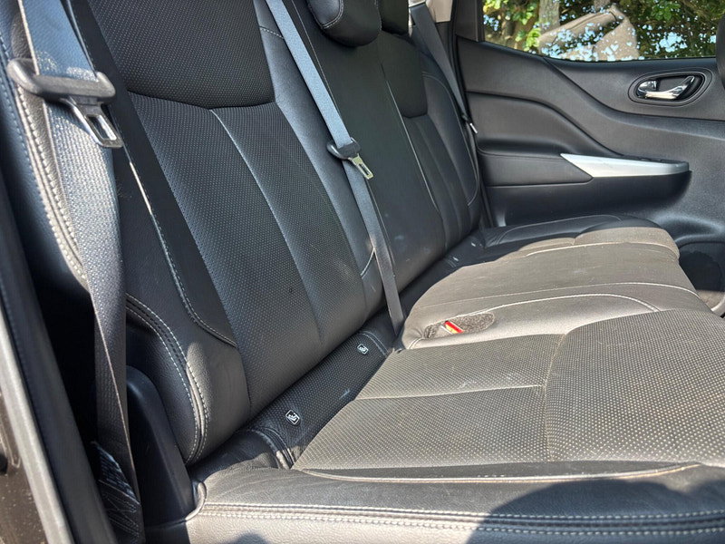2019 Nissan Navara in Black, photo 16 of 17