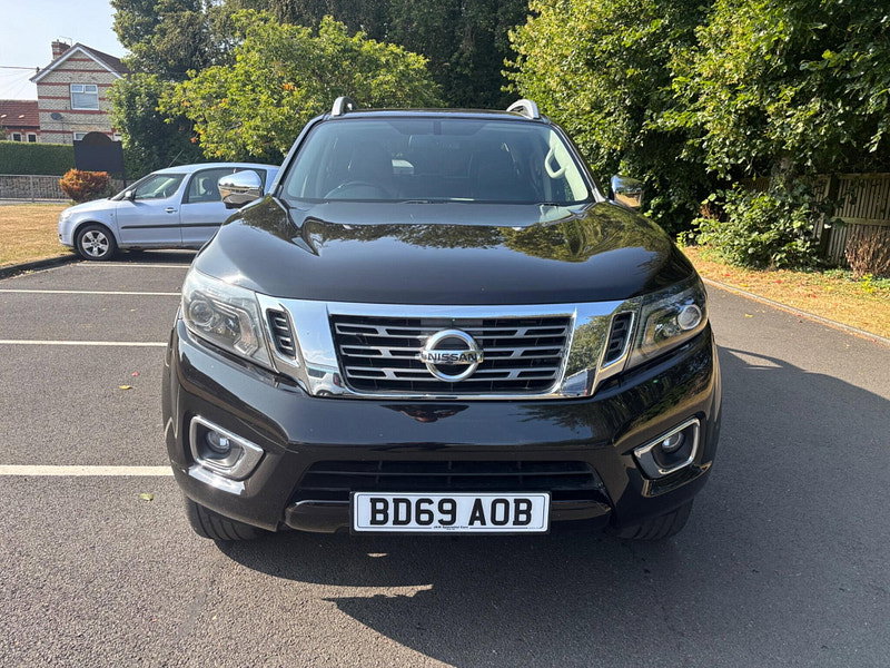 2019 Nissan Navara in Black, photo 2 of 17