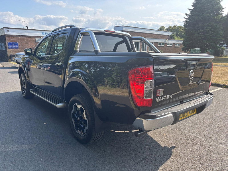 2019 Nissan Navara in Black, photo 5 of 17