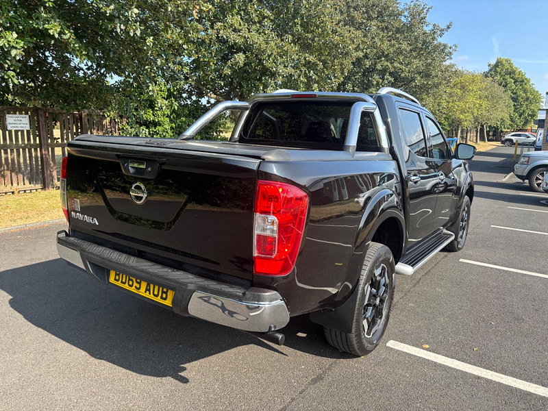 2019 Nissan Navara in Black, photo 7 of 17