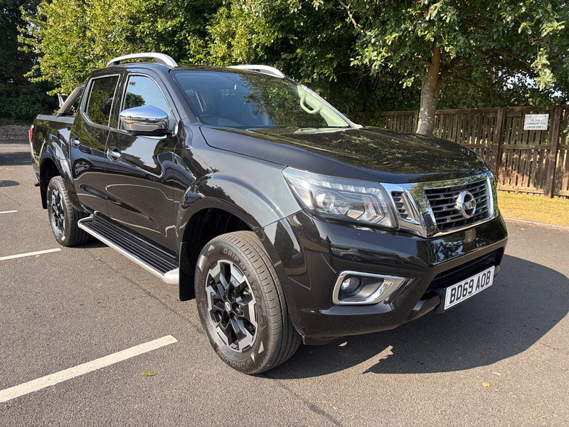 2019 Nissan Navara in Black, photo 1 of 17