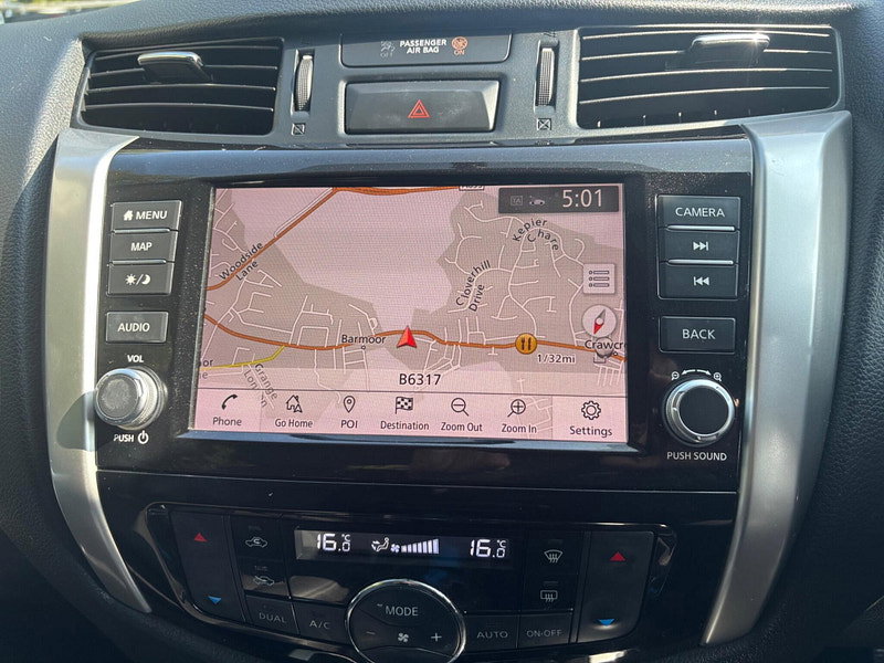 2019 Nissan Navara in Black, photo 12 of 17