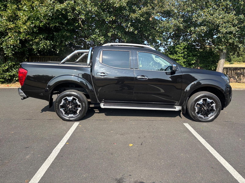 2019 Nissan Navara in Black, photo 8 of 17