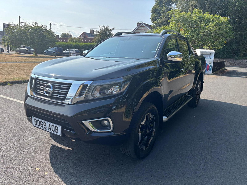 2019 Nissan Navara in Black, photo 3 of 17