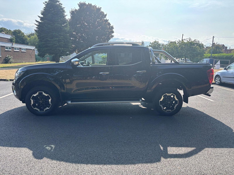 2019 Nissan Navara in Black, photo 4 of 17
