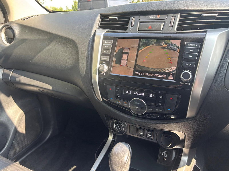 2019 Nissan Navara in Black, photo 14 of 17