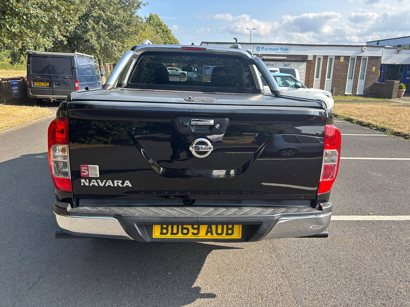2019 Nissan Navara in Black, photo 6 of 17