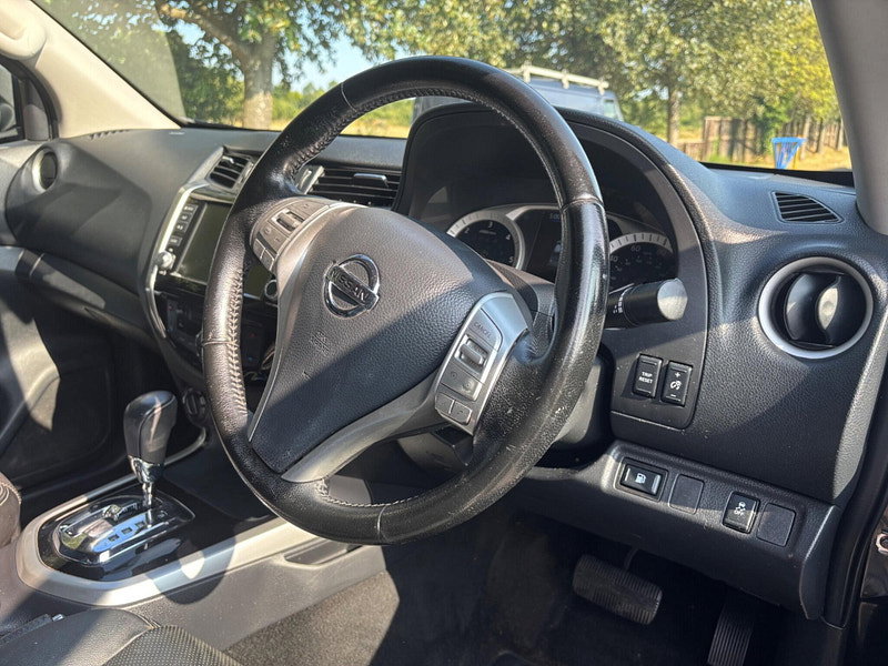 2019 Nissan Navara in Black, photo 9 of 17