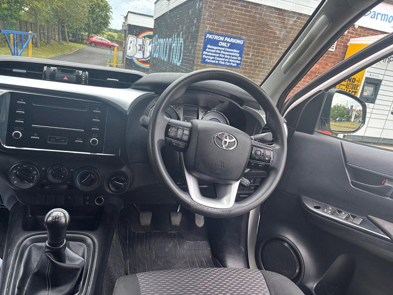 2022 Toyota Hilux in White, photo 10 of 13