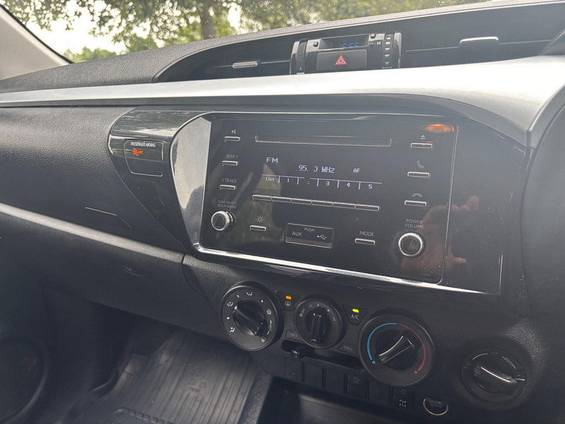 2022 Toyota Hilux in White, photo 12 of 13