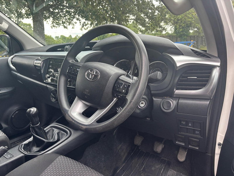 2022 Toyota Hilux in White, photo 9 of 13