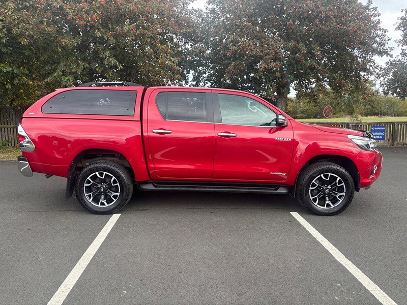 2019 Toyota Hilux in Red, photo 8 of 16