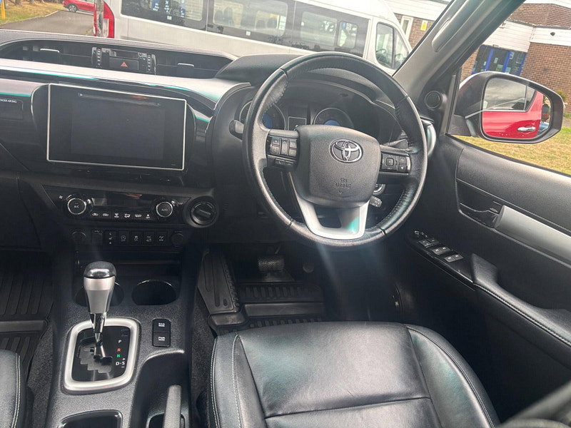 2019 Toyota Hilux in Red, photo 10 of 16