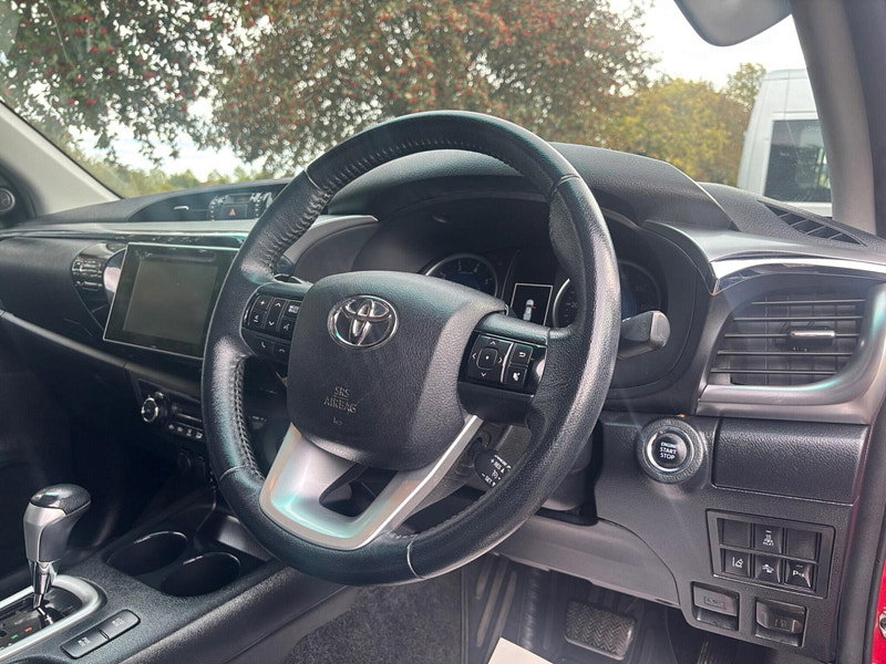 2019 Toyota Hilux in Red, photo 9 of 16