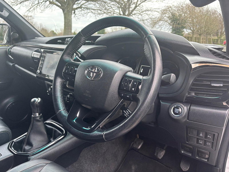2022 Toyota Hilux in White, photo 9 of 16
