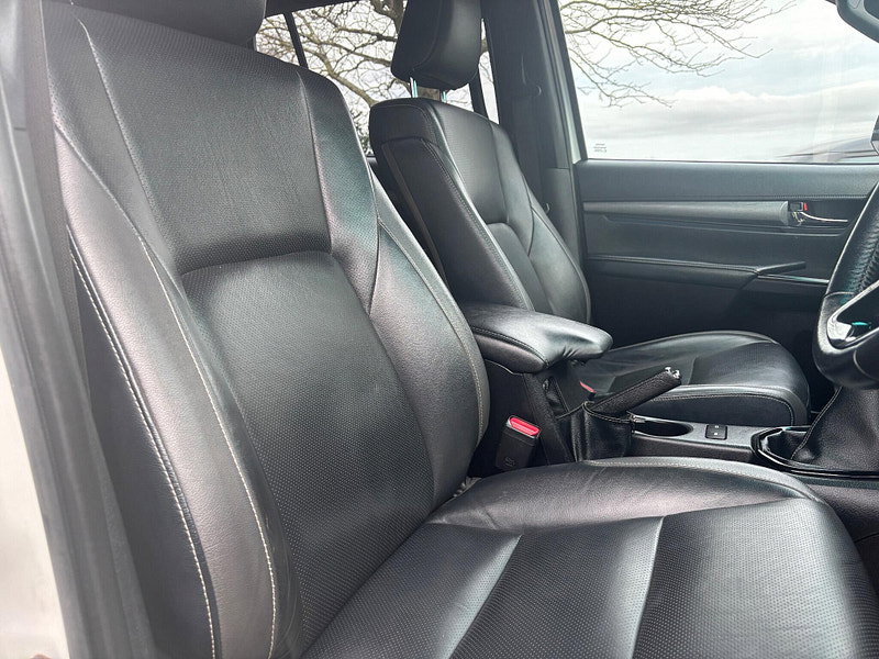 2022 Toyota Hilux in White, photo 14 of 16