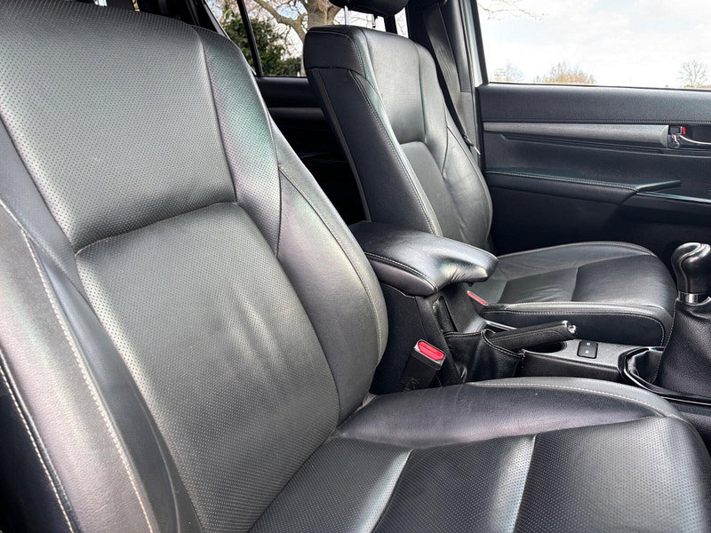 2022 Toyota Hilux in White, photo 9 of 16