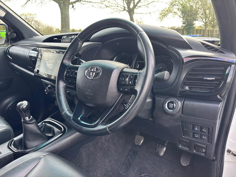 2022 Toyota Hilux in White, photo 10 of 16