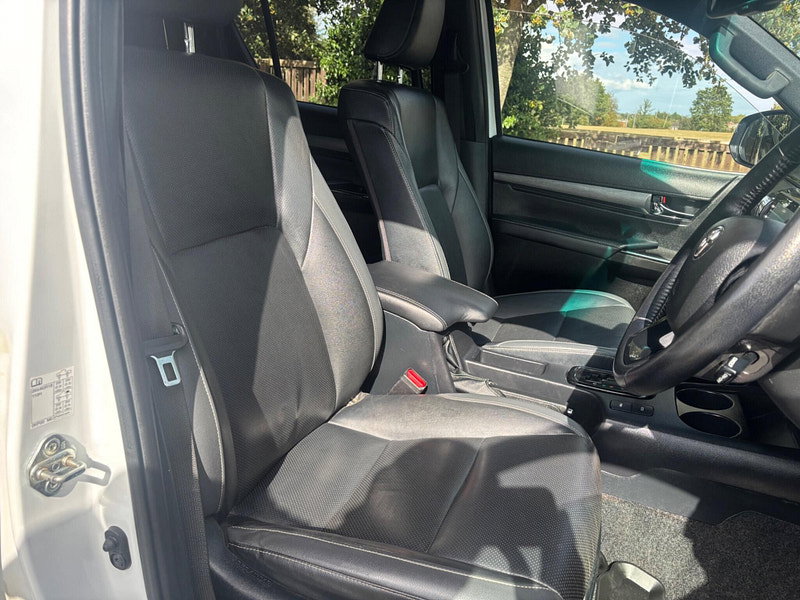 2024 Toyota Hilux in White, photo 10 of 17