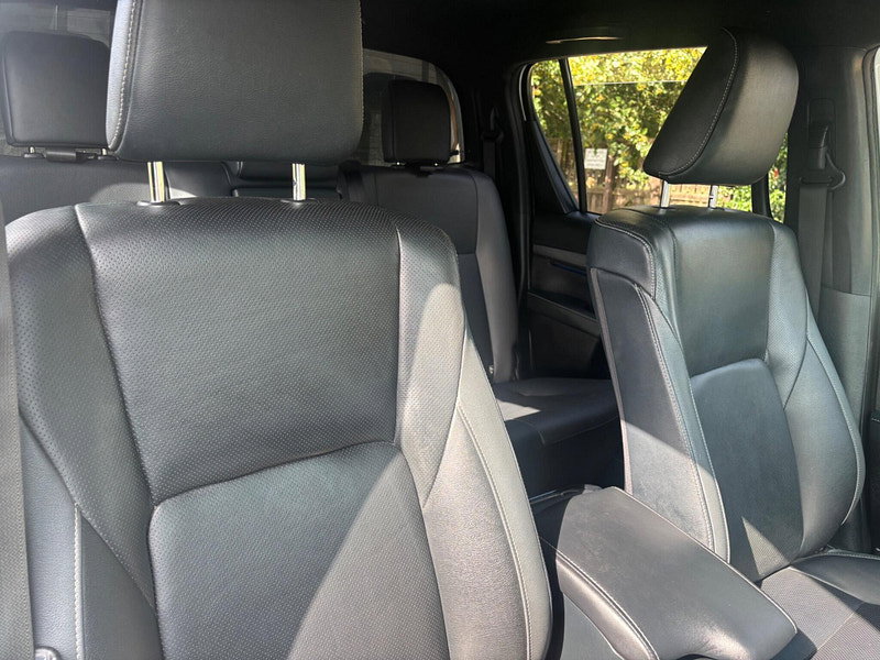 2024 Toyota Hilux in White, photo 11 of 17