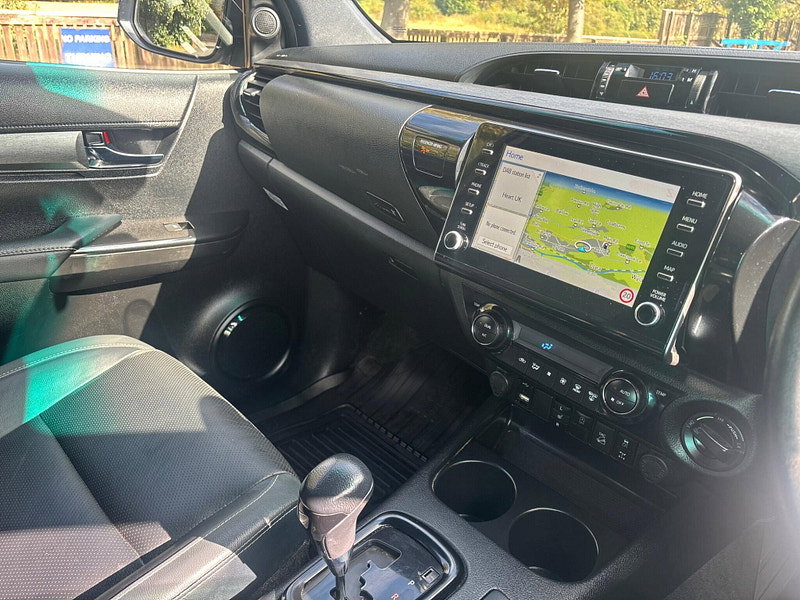 2024 Toyota Hilux in White, photo 17 of 17