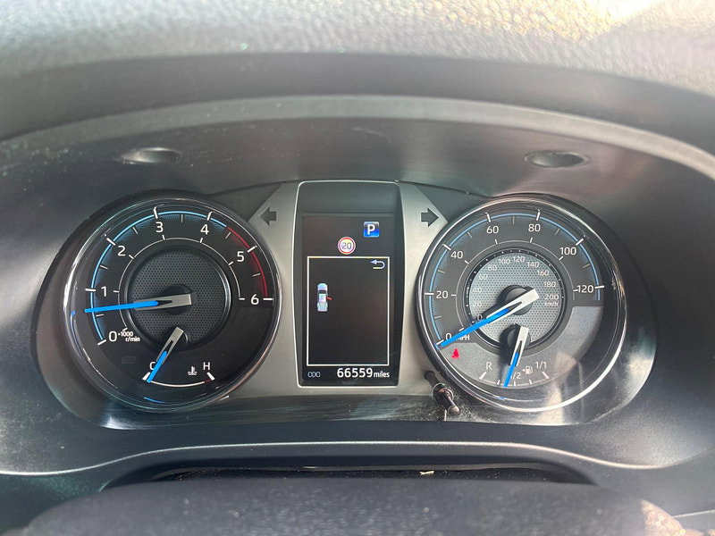 2024 Toyota Hilux in White, photo 14 of 17