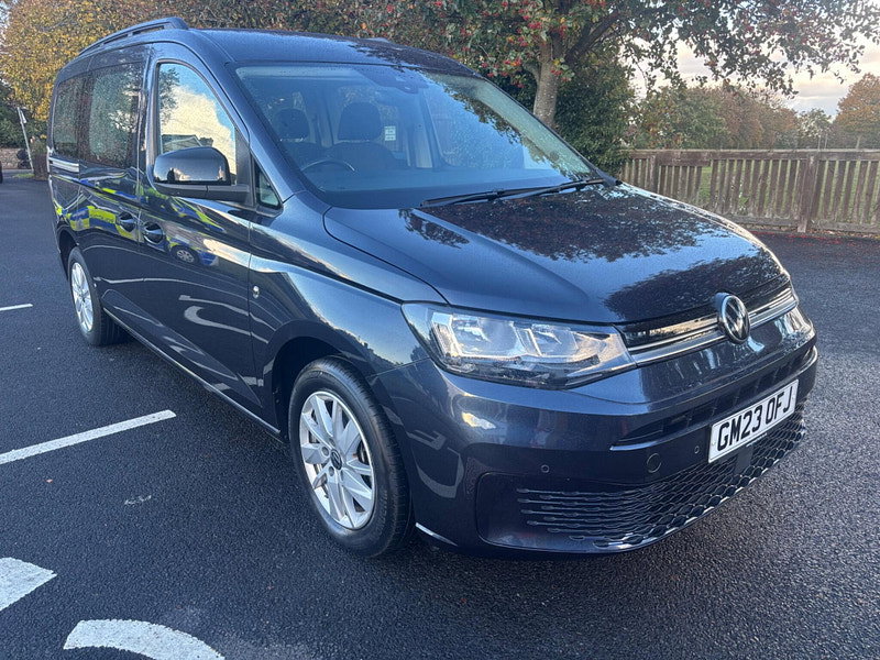 2023 Volkswagen Caddy Maxi in Blue, photo 1 of 15