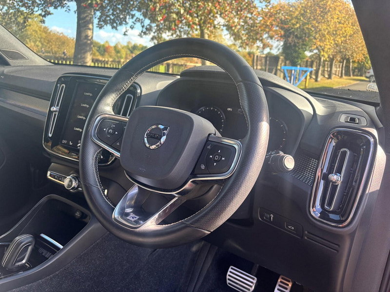 2020 Volvo XC40 in Red, photo 9 of 18